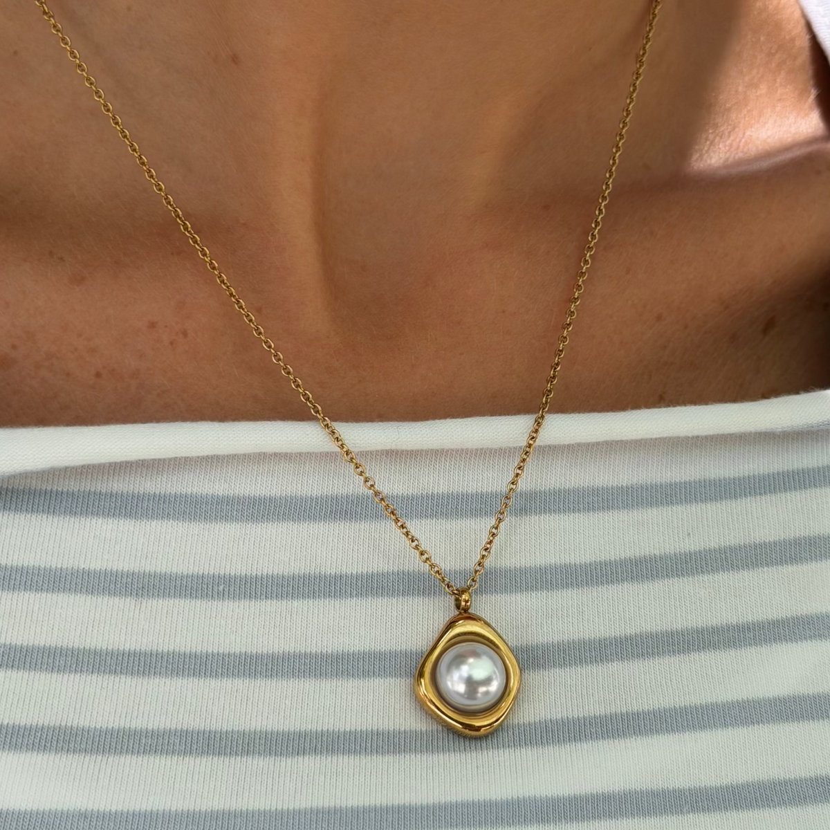 Pretty Pearl Aura Necklace